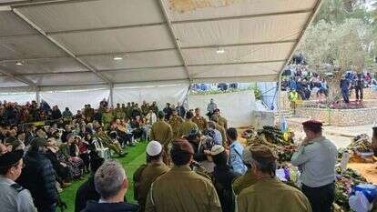 הלווייתו של סמ"ר (מיל') אלישע יהונתן לובר הי"ד, בבית העלמין הצבאי בהר הרצל. | דוברות מועצת בית אל