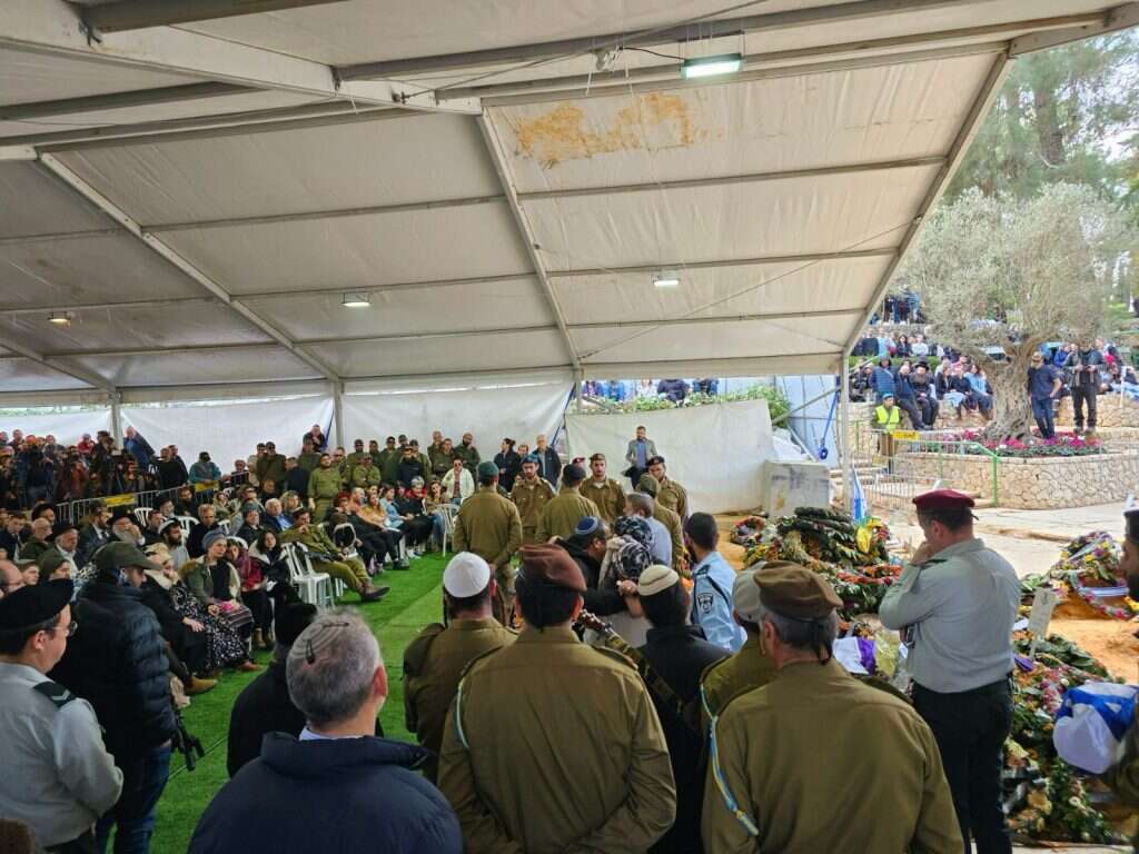 הלווייתו של סמ"ר (מיל') אלישע יהונתן לובר הי"ד, בבית העלמין הצבאי בהר הרצל. | דוברות מועצת בית אל