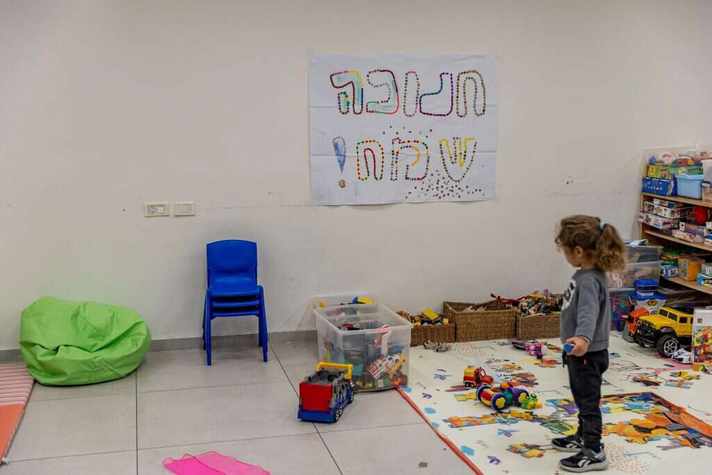 מפונים בבתי מלון, אילוסטרציה. | נעמה שטרן