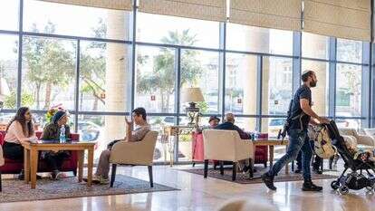 מפונים בבתי המלון, אילוסטרציה. | נעמה שטרן