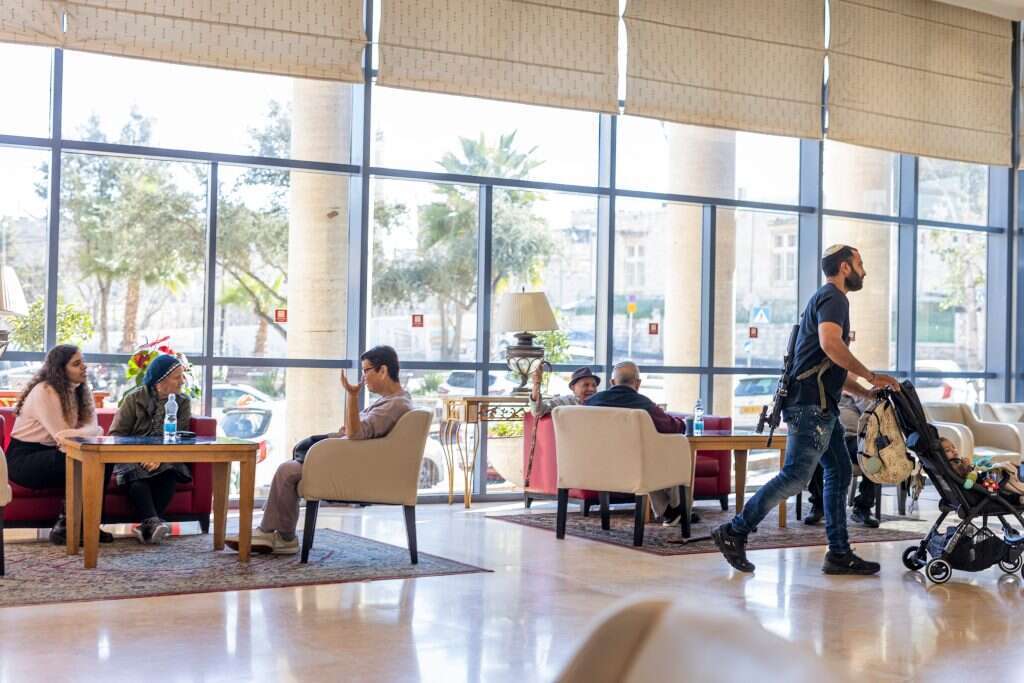 מפונים בבתי המלון, אילוסטרציה. | נעמה שטרן