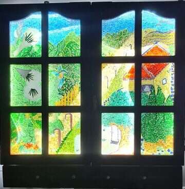 אהרן וינטר, "נוף מושבי", פסיפס זכוכית, חלון עץ, נורות לד ומראה, 2023