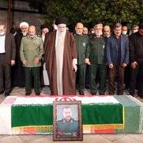 נשבעו לנקום את מותו. ח'מינאי ובכירים איראנים בהלוויית רזא מוסאווי. | אי.פי.איי