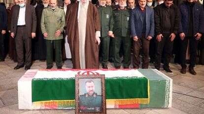 נשבעו לנקום את מותו. ח'מינאי ובכירים איראנים בהלוויית רזא מוסאווי. | אי.פי.איי