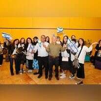 השר סופר (משמאל) עם עולים מצרפת. | גיא יחיאלי