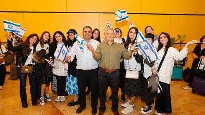 השר סופר (משמאל) עם עולים מצרפת. | גיא יחיאלי