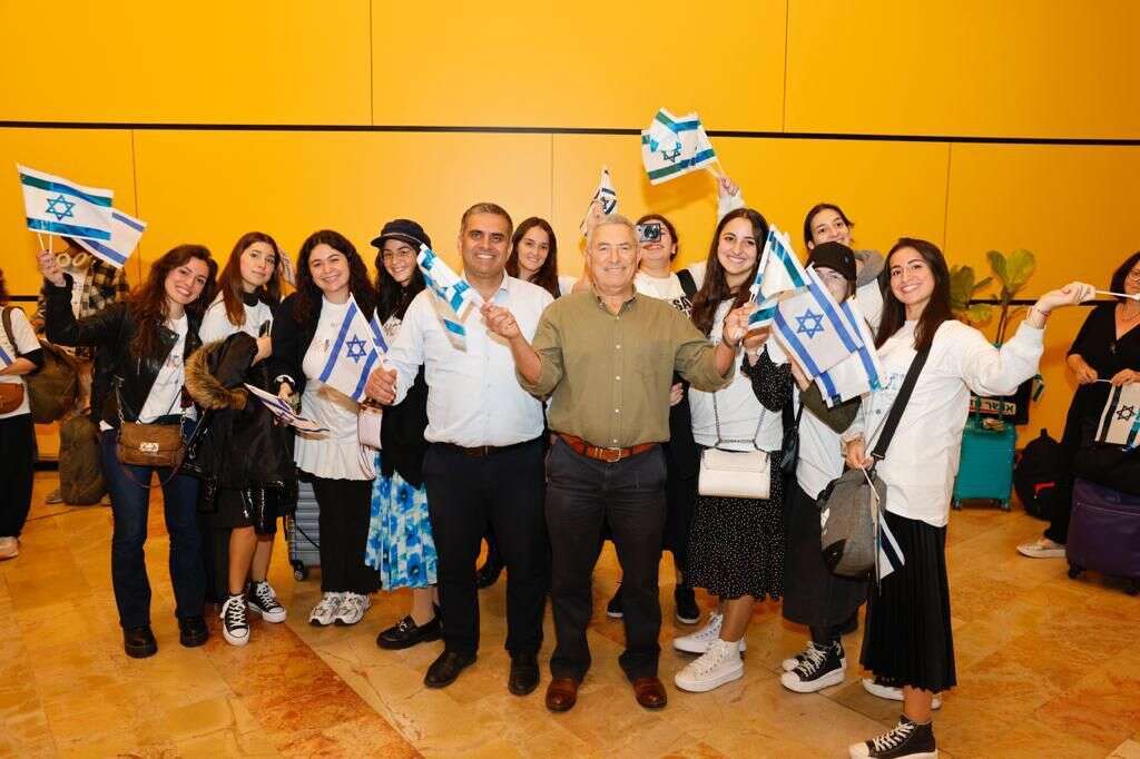 השר סופר (משמאל) עם עולים מצרפת. | גיא יחיאלי