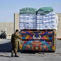 משאיות סיוע נכנסות לעזה. | איי.אף.פי