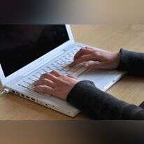 מחשב נייד. | סופי גורדון, פלאש 90