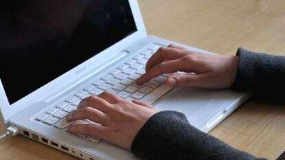 מחשב נייד. | סופי גורדון, פלאש 90