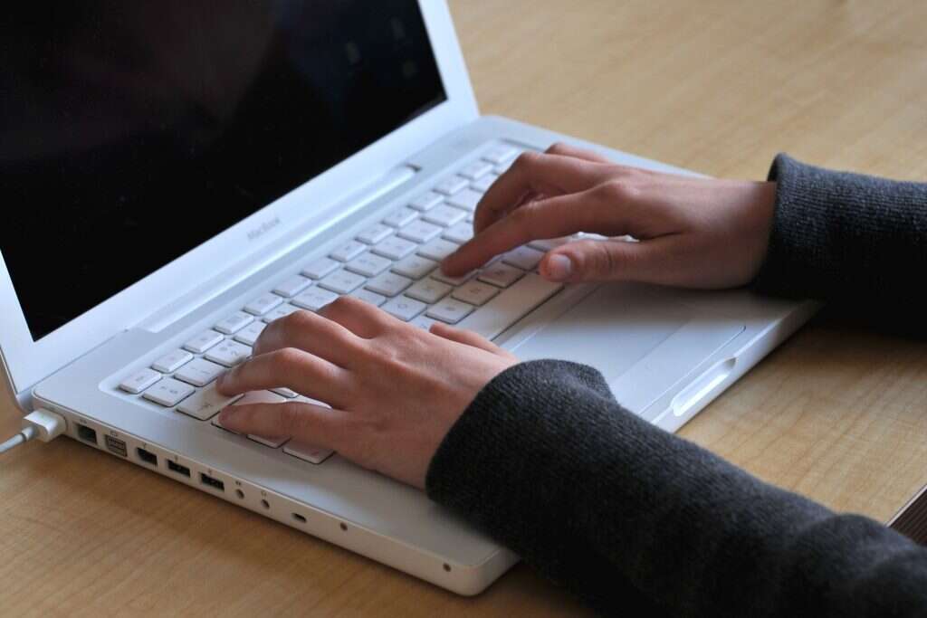 מחשב נייד. | סופי גורדון, פלאש 90