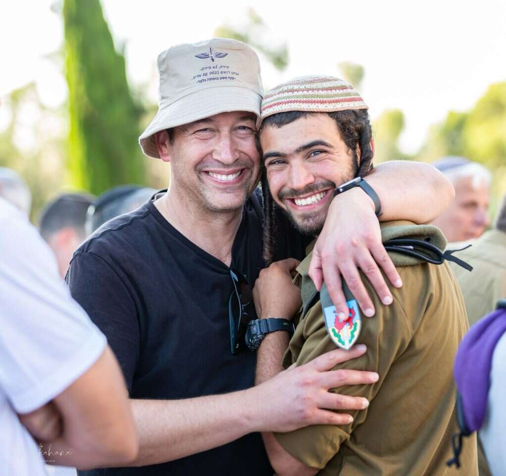 יעקב ניצן עם בנו, סמ"ר גלעד נחמיה ניצן הי"ד. | באדיבות המשפחה