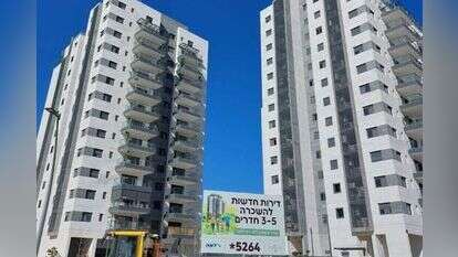 מקום משכנם החדש של חברי ניר־עוז. המגדלים בכרמי־גת. | אלישיב רייכנר