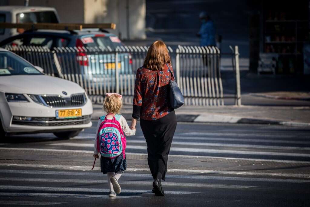 THAV חרדית מטיילת עם בתה בצומת בר-אילן בירושלים. | יונתן זינדל, פלאש90