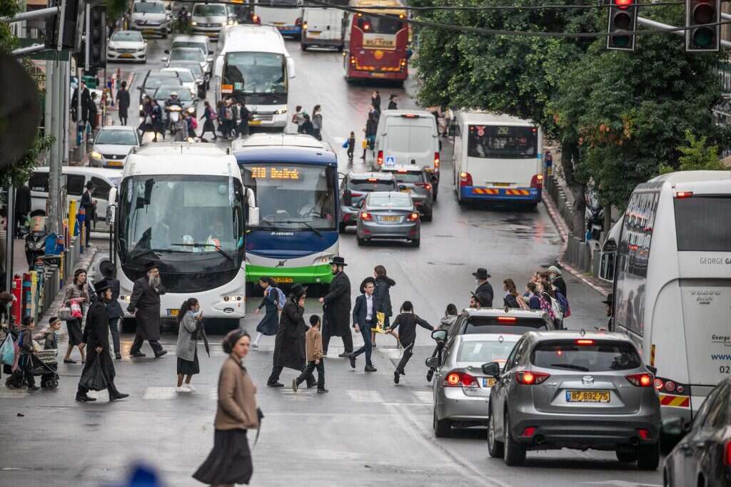חרדים מטיילים בבני ברק. | יוסי אלוני, פלאש90