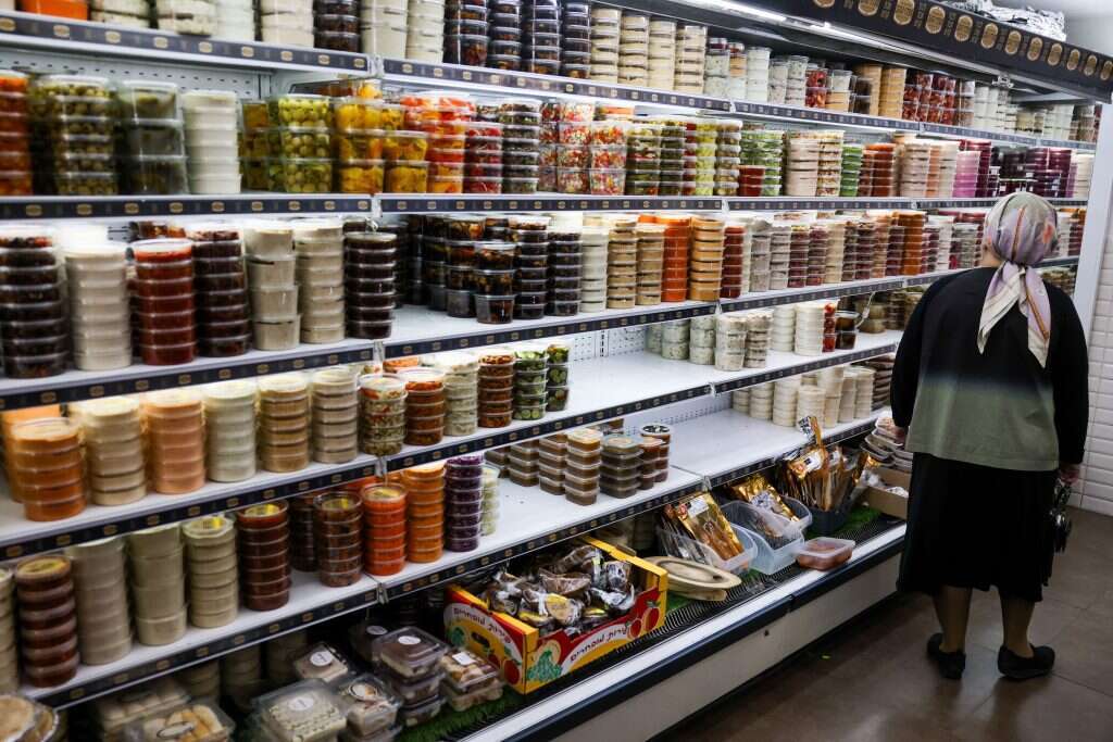 אישה חרדית בסופר. | חיים גולדברג, פלאש90