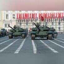 טנקים רוסיים במצעד בסט. פטרבורג. | שאטרסטוק