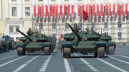 טנקים רוסיים במצעד בסט. פטרבורג. | שאטרסטוק