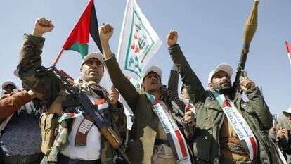 החות'ים מניפים את דגל אש"ף וכלי נשק בתימן. | EPA