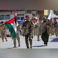 החות'ים בתימן מניפים את דגלי אש"ף במצעד הזדהות עם תושבי עזה. | AFP החות'ים בתימן מניפים את דגלי אש"ף במצעד הזדהות עם תושבי עזה. | AFP