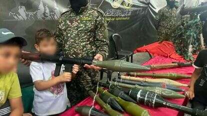 ילדים מתנסים באמצעי לחימה לצד פעילי חמאס. דו"צ