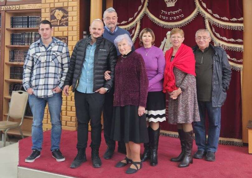 איתי רבץ יחד עם משפחתו. ללא קרדיט