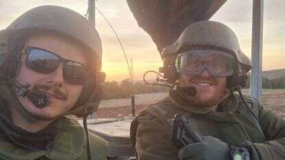 אחים לטנק: איתי רבץ וישראל כהן בטנק ברצועת עזה. ללא קרדיט