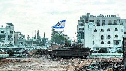 טנק ברצועת עזה עם דגל ישראל. | דובר צה"ל טנק ברצועת עזה עם דגל ישראל. | דובר צה"ל