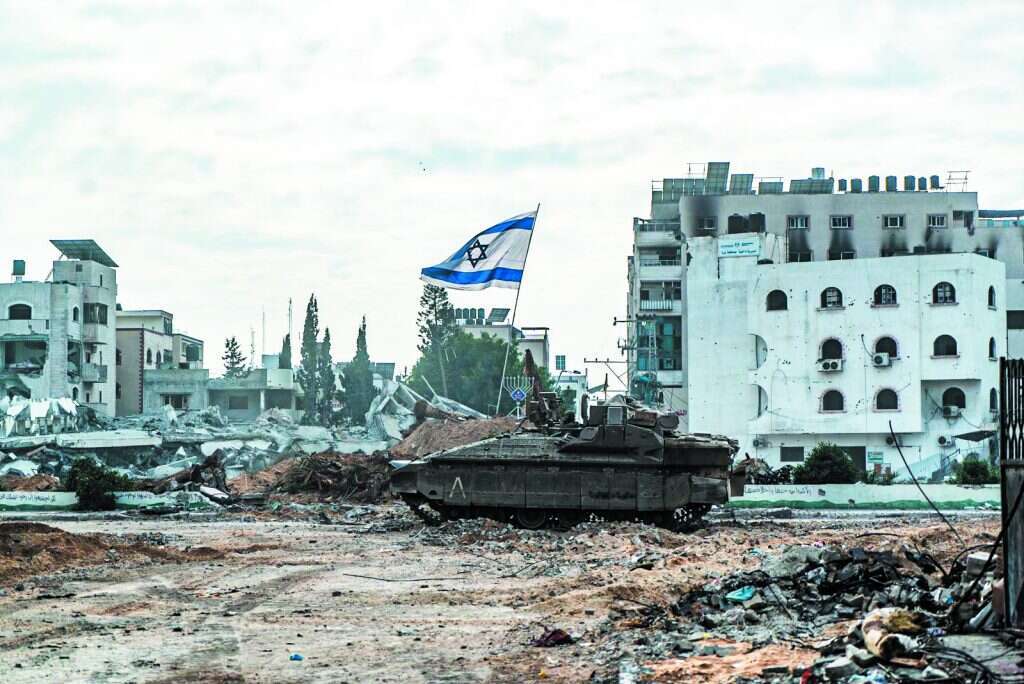 טנק ברצועת עזה עם דגל ישראל. | דובר צה"ל