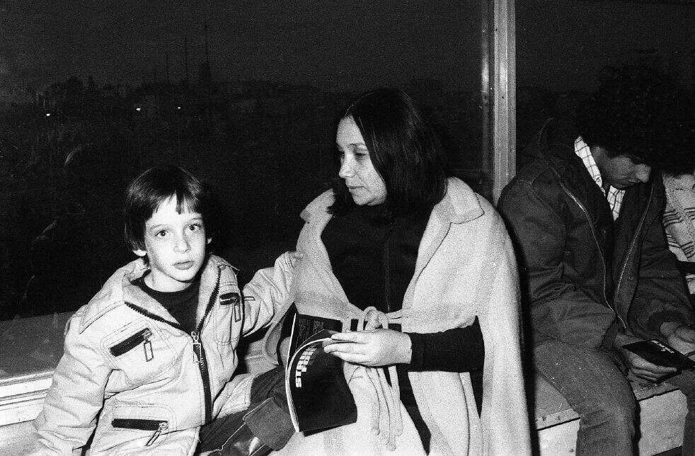 "גדלתי בבית עם שתי אהבות: אהבת המוזיקה ואהבת ישראל". הורוביץ ואמו נעמי שמר. | ארכיון דן הדני, האוסף הלאומי לתצלומים ע"ש מש' פריצקר, הספרייה הלאומית,