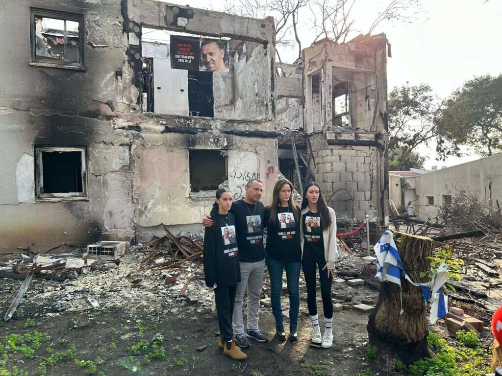 אורן שרעבי (משמאל) ובני משפחתה בקיבוץ בארי, השבוע. | אורלי גולדקלנג