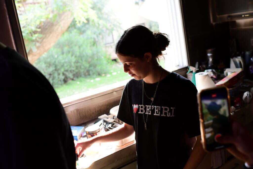 הילה רותם בביתה ההרוס ממנו נחטפה, השבוע. | תומר נויברג, פלאש 90