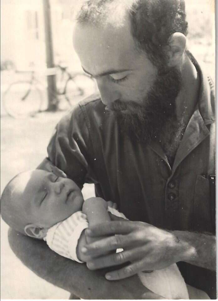 הצמיח חיטה בשדות הנגב. אריה זלמנוביץ בצעירותו, ובעז כתינוק. | מתוך האוסף המשפחתי