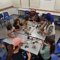 פעילות לתלמידים מפונים בישיבת בנ"ע אורות יהודה. | דוברות יב"ע