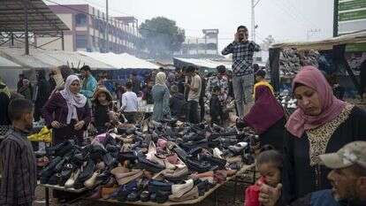 מכירת נעליים לעזתים בדרום הרצועה, בשבוע שעבר. | איי.פי