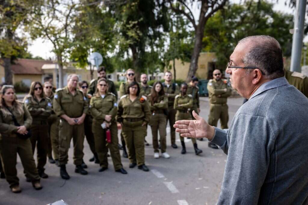 "יש לי הרבה מה לומר, אדבר כשהלוחמים יחזרו מעזה". אלקבץ משוחח עם משלחת צבאית בכפר־עזה. | אריק סולטן "יש לי הרבה מה לומר, אדבר כשהלוחמים יחזרו מעזה". אלקבץ משוחח עם משלחת צבאית בכפר־עזה. | אריק סולטן