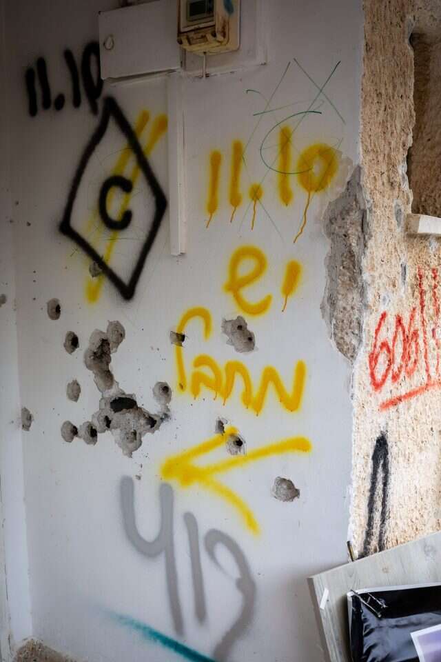 גם התקשורת נרדמה בשמירה. הבית הפגוע בכפר־עזה. | אריק סולטן גם התקשורת נרדמה בשמירה. הבית הפגוע בכפר־עזה. | אריק סולטן