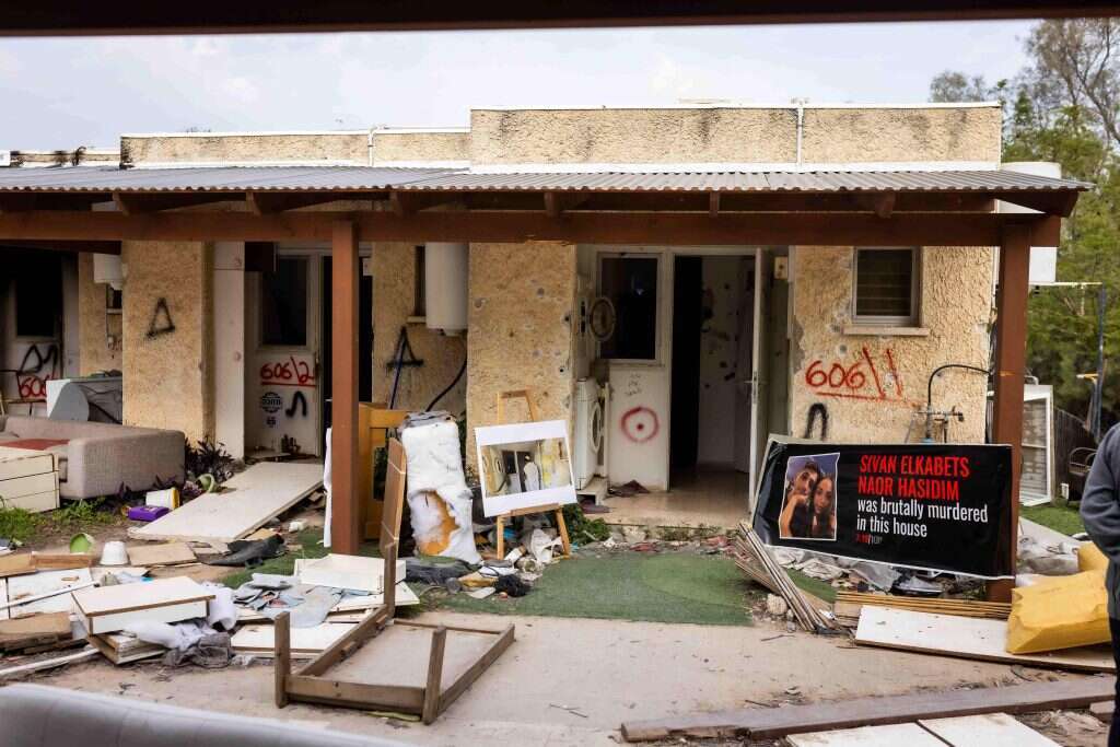 חבילות פסטה עוד פתוחות על השיש, בבית שהזמן בו קפא. דירתם של סיון ונאור. | אריק סולטן חבילות פסטה עוד פתוחות על השיש, בבית שהזמן בו קפא. דירתם של סיון ונאור. | אריק סולטן