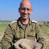 רס"ן במיל. אלישיב בוחבוט עם המכתש. | יאיר עמיצור, רשות העתיקות