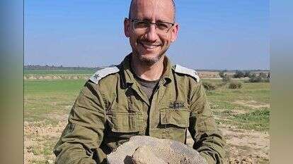 רס"ן במיל. אלישיב בוחבוט עם המכתש. | יאיר עמיצור, רשות העתיקות רס"ן במיל. אלישיב בוחבוט עם המכתש. | יאיר עמיצור, רשות העתיקות