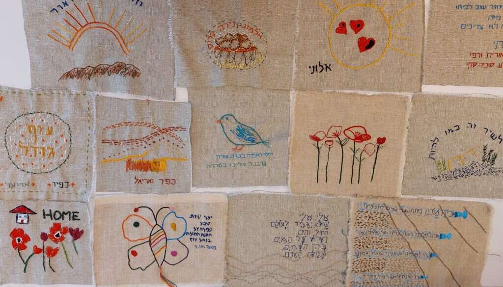 ריבועים רקומים מתוך פרויקט "רוקמים בקשות" של האמנית יעל סרלין. | יעל סרלין ריבועים רקומים מתוך פרויקט "רוקמים בקשות" של האמנית יעל סרלין. | יעל סרלין