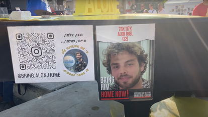 הפסנתר בכיכר החטופים בתל אביב שהוצב עבור אלון אהל. | מסך מתוך יוטיוב