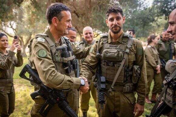 עידן עמדי עם הרמטכ"ל הרצי הלוי. | ללא קרדיט עידן עמדי עם הרמטכ"ל הרצי הלוי. | ללא קרדיט