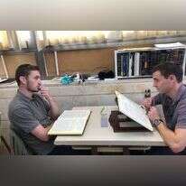 דוד שורץ (מימין) ויקיר הכסטר, שלמדו יחד בישיבת הר עציון