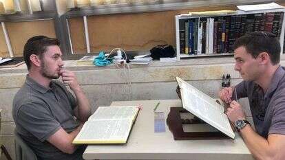 דוד שורץ (מימין) ויקיר הכסטר, שלמדו יחד בישיבת הר עציון