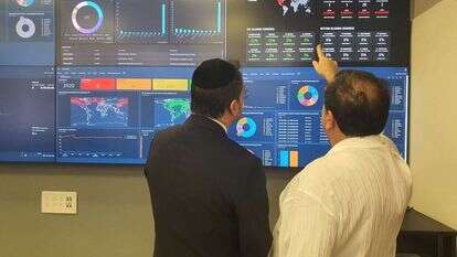 שר הבריאות בוסו במרכז הסייבר של משרד הבריאות. | דוברת שר הבריאות