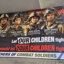 מיצג אמהות הלוחמים המוחה על מדיניות הממשל האמריקני, המציג את ילדי בכירי הממשל במדי צה"ל. | מטה אמהות הלוחמים