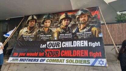 מיצג אמהות הלוחמים המוחה על מדיניות הממשל האמריקני, המציג את ילדי בכירי הממשל במדי צה"ל. | מטה אמהות הלוחמים