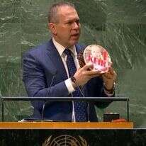 גלעד ארדן, שגריר ישראל בעצרת האו"ם, עם עוגת יום ההולדת של כפיר ביבס.