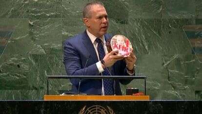 גלעד ארדן, שגריר ישראל בעצרת האו"ם, עם עוגת יום ההולדת של כפיר ביבס.